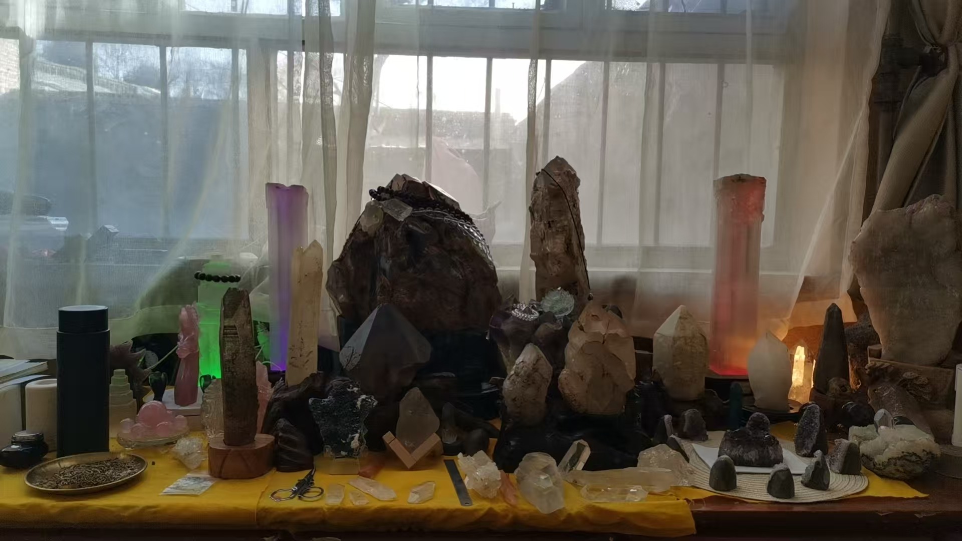 窗边的石头